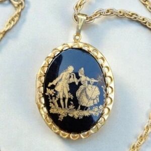 Vintage Courting Cameo Locket Pendant Necklace